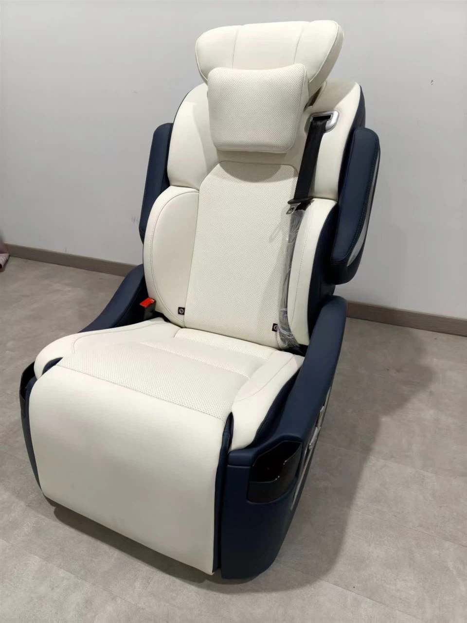 CAR SEAT WITH ARMREST